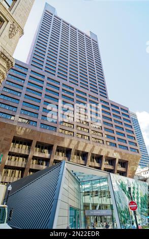 Boston Financial District: 100 Federal Street, auch bekannt als Pregnant Building, hat eine achtstöckige Wölbung, die über einer schmalen Basis ausgeglichen ist. Stockfoto