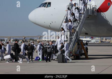 Arizona, USA. 5. Februar 2023. Ankunft der Adlerspieler für SuperBowlLVII auf der Goldwater Air National Guard Base-Arizona. 05. Februar 2023, Phoenix, Arizona, USA: The Arrival of Philadelphia Eagles Players at Goldwater Air National Guard Base-Arizona, for SuperBowlLVII game against the Kansas City Chiefs, das am 12. Februar im State Farm Stadium stattfindet. Die Players kamen in einem Flugzeug der American Airline an. (Kreditbild: © Niyi Fote/TheNEWS2 via ZUMA Press Wire) NUR ZUR REDAKTIONELLEN VERWENDUNG! Nicht für den kommerziellen GEBRAUCH! Stockfoto