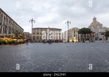 CATANIA, SIZILIEN - 22. APRIL 2019: Die Cattedrale di Sant'Agata auf der Piazza del Duomo in Catania mit Menschen an einem bewölkten Tag Stockfoto