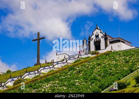 Die Eremitage von Nossa Senhora da Paz oder die Kapelle „Maria des Friedens“, die auf einem Hügel hoch über Vila Franca do Campo auf der Insel Sao Miguel, Azoren, Portugal, errichtet wurde. Stockfoto