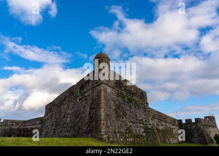 Die Küste Forte de São Sebastião aus dem 16. Jahrhundert in Angra do Heroismo, Insel Terceira, Azoren, Portugal. Stockfoto