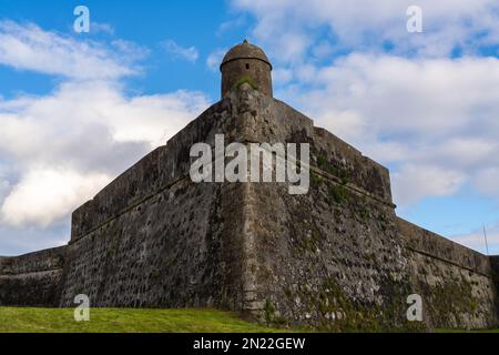 Die Küste Forte de São Sebastião aus dem 16. Jahrhundert in Angra do Heroismo, Insel Terceira, Azoren, Portugal. Stockfoto