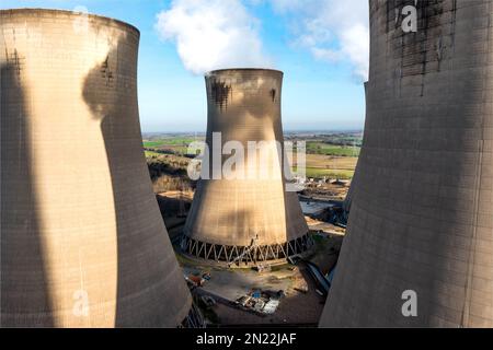 Nahaufnahme einer Gruppe von Kühltürmen in einem Kohlekraftwerk aus der Vogelperspektive Stockfoto