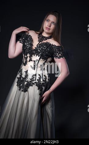 Mädchen im Abendkleid Stockfoto