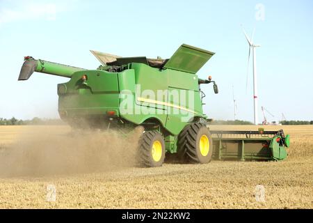 Moderner Mähdrescher für den Einsatz auf dem landwirtschaftlichen Feld Stockfoto