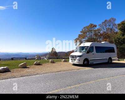 Boone, NC, USA - 23. Oktober 2023 - Ein Camper-Van von Grech Strada parkt im Herbst an einem Aussichtspunkt in den Blue Ridge Mountains in North Carolina Stockfoto