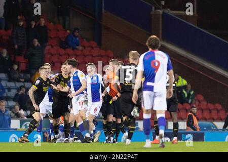 Blackburn, Großbritannien. 06. Februar 2023. Die Spieler von Wigan Athletic und Blackburn Rovers treffen sich beim Sky Bet Championship-Spiel Blackburn Rovers vs Wigan Athletic in Ewood Park, Blackburn, Großbritannien, 6. Februar 2023 (Foto von Phil Bryan/News Images) in Blackburn, Großbritannien, am 2./6. Februar 2023. (Foto: Phil Bryan/News Images/Sipa USA) Guthaben: SIPA USA/Alamy Live News Stockfoto