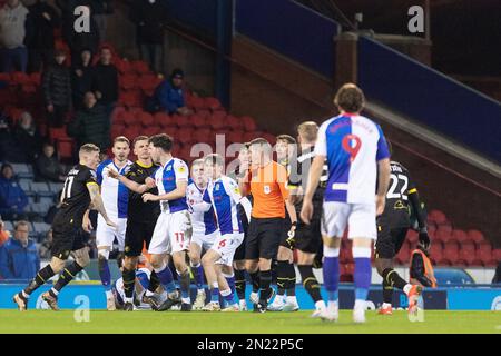 Blackburn, Großbritannien. 06. Februar 2023. Die Spieler von Wigan Athletic und Blackburn Rovers treffen sich beim Sky Bet Championship-Spiel Blackburn Rovers vs Wigan Athletic in Ewood Park, Blackburn, Großbritannien, 6. Februar 2023 (Foto von Phil Bryan/News Images) in Blackburn, Großbritannien, am 2./6. Februar 2023. (Foto: Phil Bryan/News Images/Sipa USA) Guthaben: SIPA USA/Alamy Live News Stockfoto