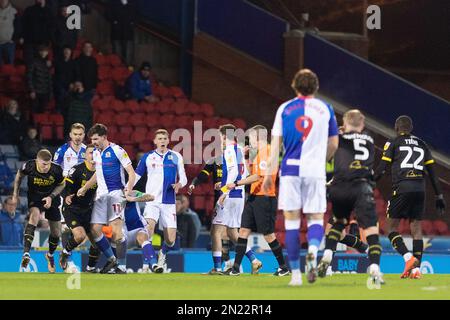 Blackburn, Großbritannien. 06. Februar 2023. Die Spieler von Wigan Athletic und Blackburn Rovers treffen sich beim Sky Bet Championship-Spiel Blackburn Rovers vs Wigan Athletic in Ewood Park, Blackburn, Großbritannien, 6. Februar 2023 (Foto von Phil Bryan/News Images) in Blackburn, Großbritannien, am 2./6. Februar 2023. (Foto: Phil Bryan/News Images/Sipa USA) Guthaben: SIPA USA/Alamy Live News Stockfoto