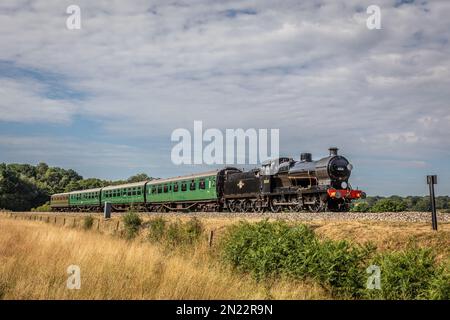 BR 'Q' Klasse 0-6-0 Nr. 30541 nähert sich Horsted Keynes mit der Bluebell Railway Stockfoto