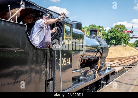 Der Fahrer der BR 'Q' Klasse 0-6-0 Nr. 30541 erhält sofort die Horsted Keynes, Bluebell Railway Stockfoto