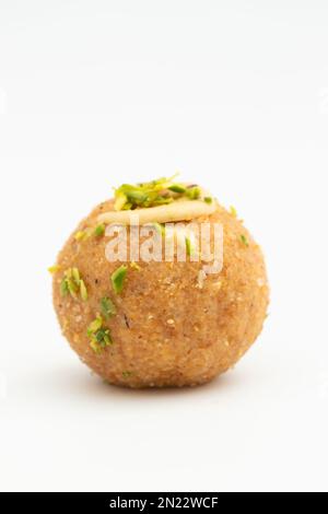 Indischer Mithai Gud Churma Ke Laddu Oder Choorma Ke Ladoo Besteht Aus Vollweizen Jada Gehun Ka Atta, Khus Khus, Gur, Jaggery, Kaju, Badam, Trockenfrüchte Roas Stockfoto