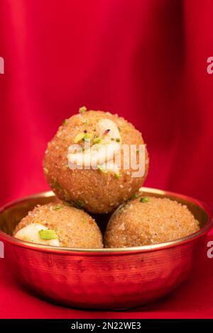 Indischer Mithai Gud Churma Ke Laddu Oder Choorma Ke Ladoo Besteht Aus Vollweizen Jada Gehun Ka Atta, Khus Khus, Gur, Jaggery, Kaju, Badam, Trockenfrüchte Roas Stockfoto