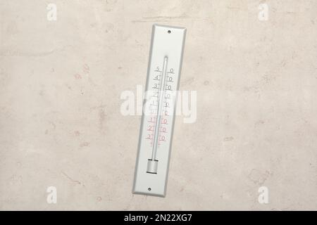 Wetterthermometer auf hellem Hintergrund, Draufsicht Stockfoto