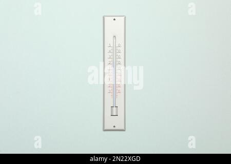 Wetterthermometer auf weißem Hintergrund, Draufsicht Stockfoto