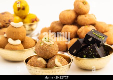Indischer Mithai Gud Churma Ke Laddu Oder Choorma Ke Ladoo Besteht Aus Vollweizen Jada Gehun Ka Atta, Khus Khus, Gur, Jaggery, Kaju, Badam, Trockenfrüchte Roas Stockfoto
