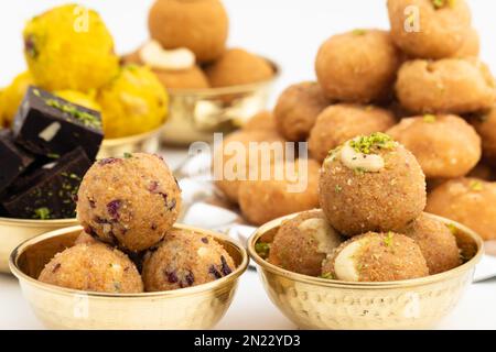 Indischer Mithai Gud Churma Ke Laddu Oder Choorma Ke Ladoo Besteht Aus Vollweizen Jada Gehun Ka Atta, Khus Khus, Gur, Jaggery, Kaju, Badam, Trockenfrüchte Roas Stockfoto