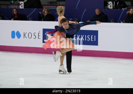 Phebe Bekker und James Hernandez (GBR) treten während des Junior Ice Dance - Free Dance des ISU Grand Prix des Eiskunstlauf-Finales Turin in Palavela auf. Stockfoto