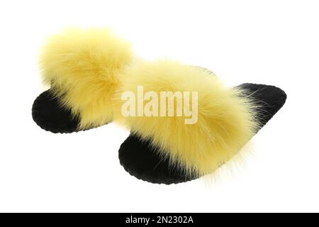 Weiche, zehenfreie Hausschuhe mit gelbem Fell auf weißem Hintergrund Stockfoto