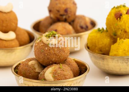 Indischer Mithai Gud Churma Ke Laddu Oder Choorma Ke Ladoo Besteht Aus Vollweizen Jada Gehun Ka Atta, Khus Khus, Gur, Jaggery, Kaju, Badam, Trockenfrüchte Roas Stockfoto