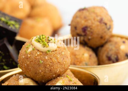 Indischer Mithai Gud Churma Ke Laddu Oder Choorma Ke Ladoo Besteht Aus Vollweizen Jada Gehun Ka Atta, Khus Khus, Gur, Jaggery, Kaju, Badam, Trockenfrüchte Roas Stockfoto