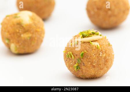 Indischer Mithai Gud Churma Ke Laddu Oder Choorma Ke Ladoo Besteht Aus Vollweizen Jada Gehun Ka Atta, Khus Khus, Gur, Jaggery, Kaju, Badam, Trockenfrüchte Roas Stockfoto