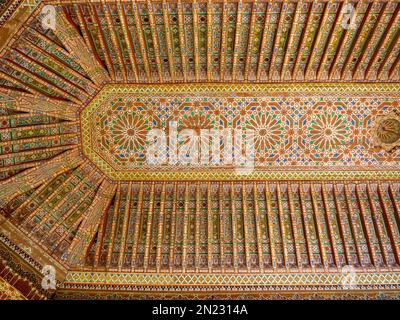 Zimmer mit Decken im Bay Palace in Marrakesch, Marokko Stockfoto