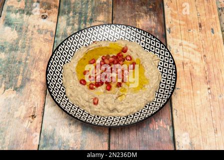 baba ganoush ist eine Levantine Vorspeise, bestehend aus fein gehackten gerösteten Auberginen, Olivenöl, Zitronensaft, verschiedenen Gewürzen und Tahini Stockfoto