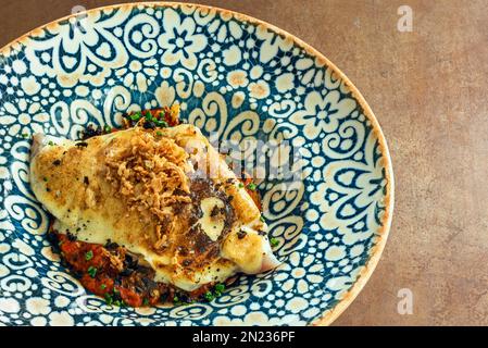 Samfaina-Kabeljau aus gehackten Auberginen und Zucchini, sautiert mit gehacktem Knoblauch und geriebener Zwiebel und Tomate in Olivenöl. Sie können auch Häckseln hinzufügen Stockfoto