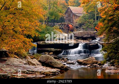 Die Babcock Grist Mill befindet sich im Babcock State Park, West Virginia. Es ist eine voll funktionsfähige Nachbildung der Glade Creek Grist Mill. Die Mühle war reb Stockfoto