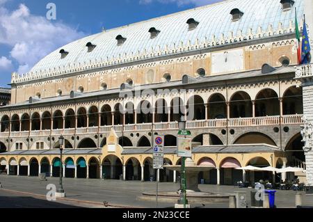 Padua (Italien, Veneto) Piazza dei Frutti, ein charakteristischer Markt neben den wunderschönen Renaissance-Palästen. Stockfoto