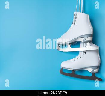 Schlittschuhschuhe auf blauem Hintergrund Stockfoto