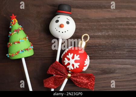 Köstliche Weihnachtskuchen fallen auf Holztisch, flach liegend Stockfoto