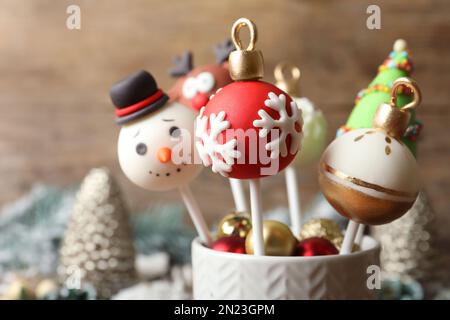 Leckere Weihnachtskuchen auf verschwommenem Hintergrund, Nahaufnahme Stockfoto