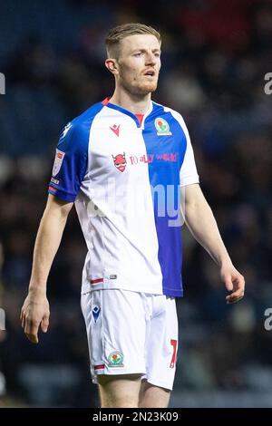 Blackburn, Großbritannien. 06. Februar 2023. Scott Wharton #16 von Blackburn Rovers während des Sky Bet Championship-Spiels Blackburn Rovers vs Wigan Athletic in Ewood Park, Blackburn, Großbritannien, 6. Februar 2023 (Foto von Phil Bryan/News Images) in Blackburn, Großbritannien, am 2./6. Februar 2023. (Foto: Phil Bryan/News Images/Sipa USA) Guthaben: SIPA USA/Alamy Live News Stockfoto