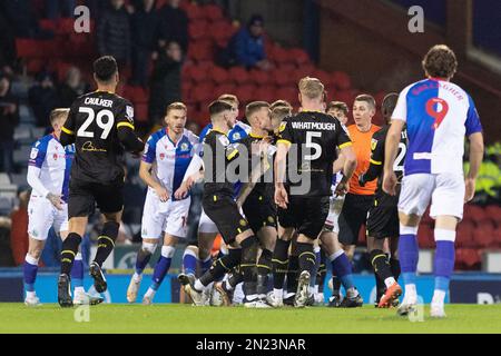 Blackburn, Großbritannien. 06. Februar 2023. Blackburn Rovers und Wigan Athletic-Spieler treffen sich beim Sky Bet Championship-Spiel Blackburn Rovers vs Wigan Athletic in Ewood Park, Blackburn, Großbritannien, 6. Februar 2023 (Foto von Phil Bryan/News Images) in Blackburn, Großbritannien, am 2./6. Februar 2023. (Foto: Phil Bryan/News Images/Sipa USA) Guthaben: SIPA USA/Alamy Live News Stockfoto