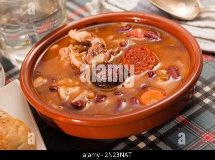 Fabada asturiana – Bohnen mit Chorizo Stockfoto