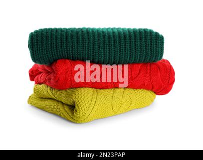 Stapel verschiedener warmer Pullover, isoliert auf weiß Stockfoto