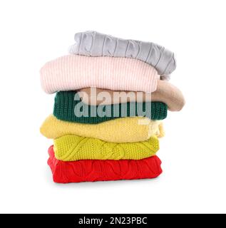Stapel verschiedener warmer Pullover, isoliert auf weiß Stockfoto