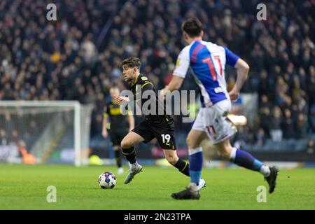 Blackburn, Großbritannien. 06. Februar 2023. Callum lang von Wigan Athletic im Besitz während des Sky Bet Championship Spiels Blackburn Rovers vs Wigan Athletic in Ewood Park, Blackburn, Großbritannien, 6. Februar 2023 (Foto von Phil Bryan/News Images) in Blackburn, Großbritannien, am 2./6. Februar 2023. (Foto: Phil Bryan/News Images/Sipa USA) Guthaben: SIPA USA/Alamy Live News Stockfoto