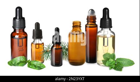 Set verschiedener ätherischer Öle, die in der Aromatherapie auf weißem Hintergrund verwendet werden, Bannerdesign Stockfoto