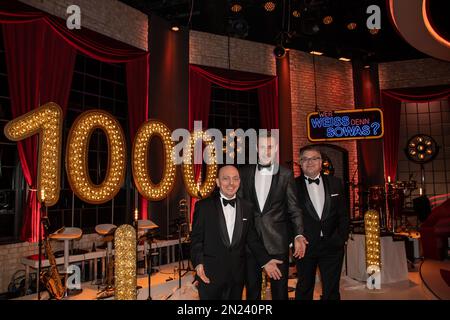 Bernhard Hoecker, Kai Pflaume und Elton beim Fototermin nach der Aufzeichnung der 1000. Ausgabe von -wer weiss denn sowas- (ARD) im Studio Hamburg. Ha Stockfoto