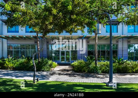 Grand Cayman, Kaimaninseln, Dezember 2022, Blick auf die Butterfield Bank in Camana Bay Stockfoto