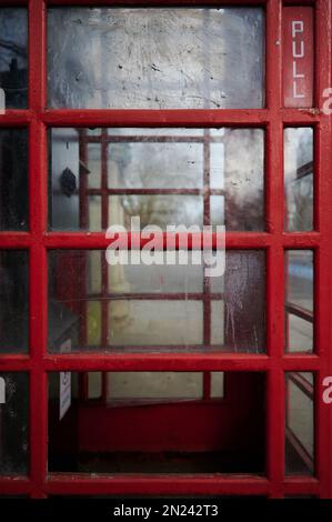 4. februar 2023 - London UK: Rote londoner Telefonzelle, Nahaufnahme symmetrisch Stockfoto