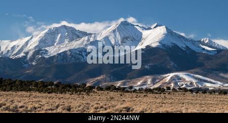 Das dramatische Sierra Blanca Massiv im Süden Colorados besteht aus mehreren schneebedeckten Berggipfeln, darunter der 4.372 Meter hohe Mount Blanca. Stockfoto