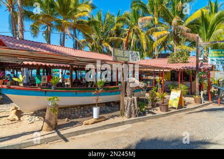 Die Burros Bar und Restaurant auf der touristischen Olas Altas Straße am Strand Los Muertos im Bezirk Zona Romantica von Puerto Vallarta, Mexiko. Stockfoto