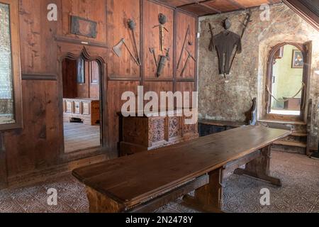 Speisesaal des Fürstenschlosses (Castello Principesco oder Landesfurstlicheburg) mit der Statue des Heiligen Georg und einem Fresko der Kreuzigung Stockfoto