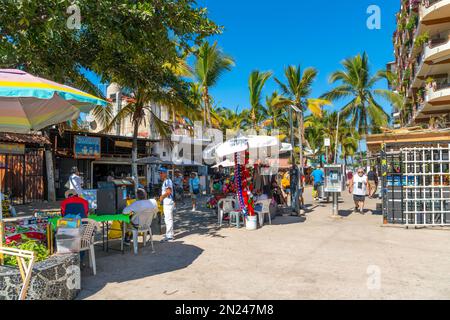 Geschäfte, Cafés, Hotels und Souvenirstände an der Strandpromenade am Strand Los Muertos Olas Altas in der touristischen Romantik Zone, Puerto Vallarta, Mexiko. Stockfoto