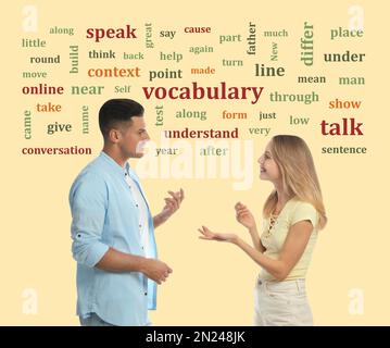 Mann und Frau reden, umgeben von Wortwolken auf gelbem Hintergrund Stockfoto