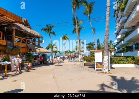 Geschäfte, Cafés, Hotels und Souvenirstände an der Strandpromenade am Strand Los Muertos Olas Altas in der touristischen Romantik Zone, Puerto Vallarta, Mexiko. Stockfoto